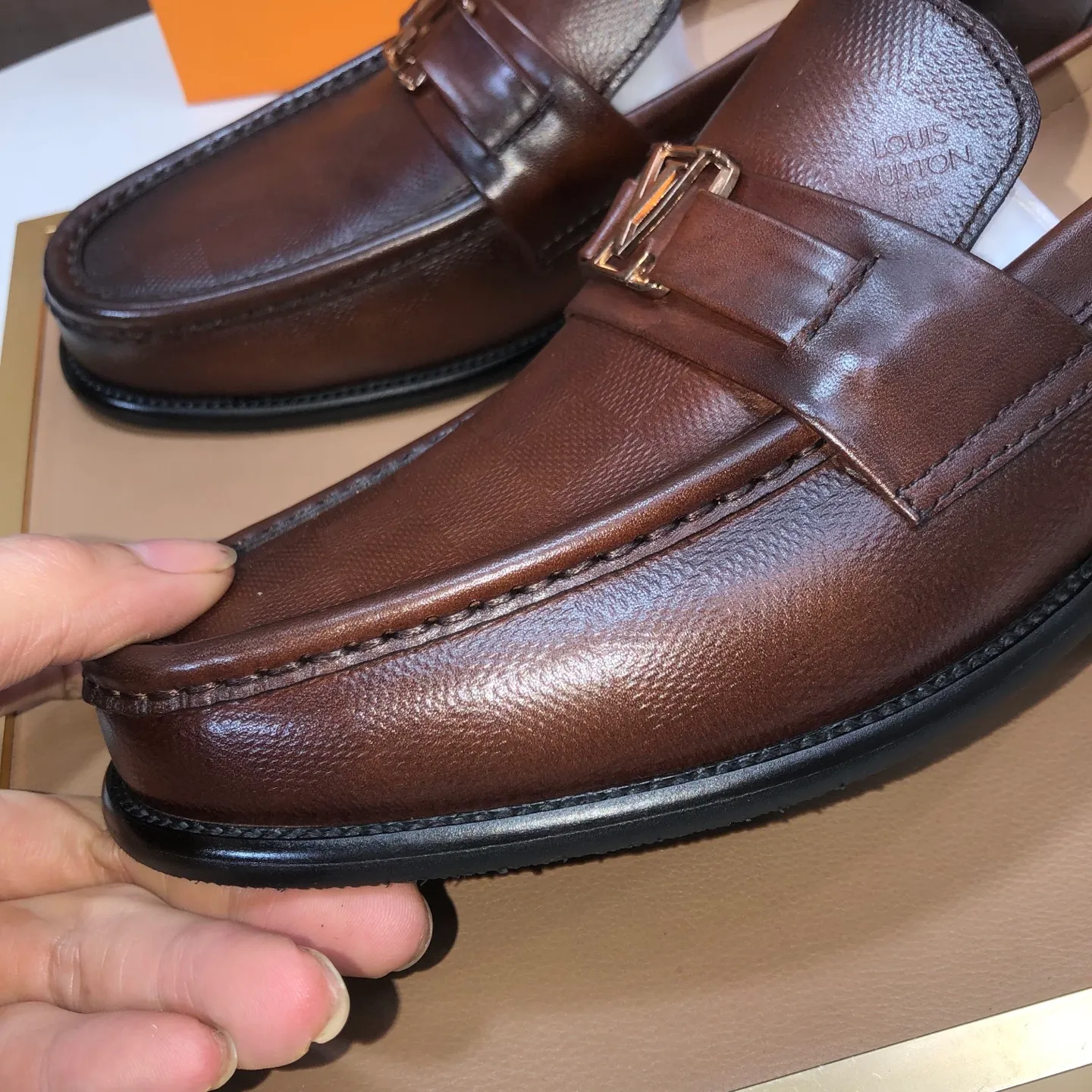 Men's men's shoes💰540💰[LV] (original single cowhide lining)🍀LV's latest genuine leather business suit shoes are available on the official website at the same time. The first-layer cowhide imported from Italy is made of heavy gold, and the official website has a 1:1 rubber outsole. Versatile to wear, high-end without losing class, and the color combination is extraordinary. This four-season style is alluring when worn on your feet, showing off your big-name flair. Standard code 38-45 (45 customized)